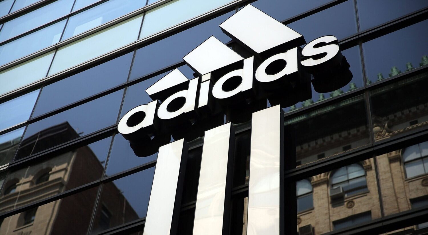 adidas espera que 2023 sea su peor año de las últimas tres décadas