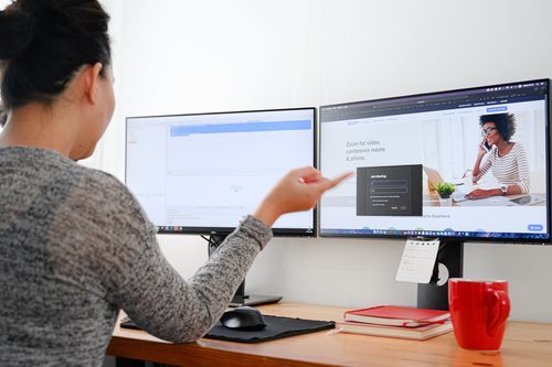 Para el teltrabajo o ver las caras de nuestros amigos y familiares, la mejor solución son las videoconferencias y Zoom está ganando mucho terreno.