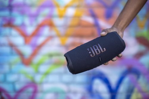 Así es el JBL Charge 5 en uno de sus seis colores.